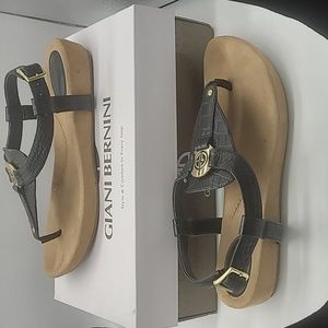 GIANI BERNINI Raisaa Black Faux Leather Buckle T-Strap Sandals